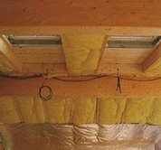 Zateplení střechy může probíhat zároveň s pokládáním střešní krytiny