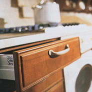 Za masivn devnou deskou starobyl kuchyn se skrv kvalitn modern mechanika umoujc bezproblmovou obsluhu. (Amber interier, Atmosphere)