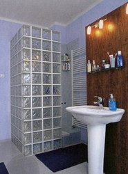 Sprchový kout se stěnami z luxfer je nejen elegantní, ale i praktický.