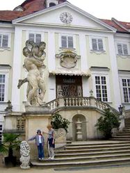 Jedno ze dvou sousoší, jimiž je ozdobeno dvouramenné barokní schodiště u vstupu do zámku.