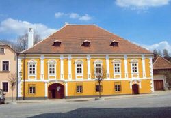 O rodném domě slavného architekta J. Hoffmanna v Brtnici jsme psali nedávno. Rekonstrukce stavby se rovněž uchází o titul Stavba roku.