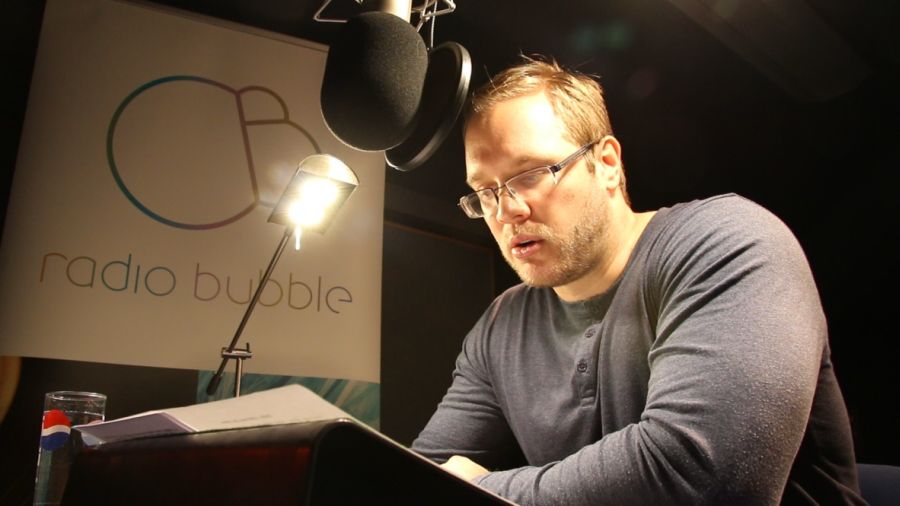 Filmový kritik Kamil Fila při natáčení nového dílu pořadu Filmová sprcha.