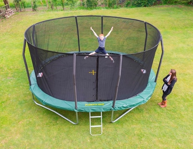 Trampolína JumpKING OvalPOD 4,3 x 5,2 M, cena: 17 990 Kč (www.trampoliny-jumpking.cz)