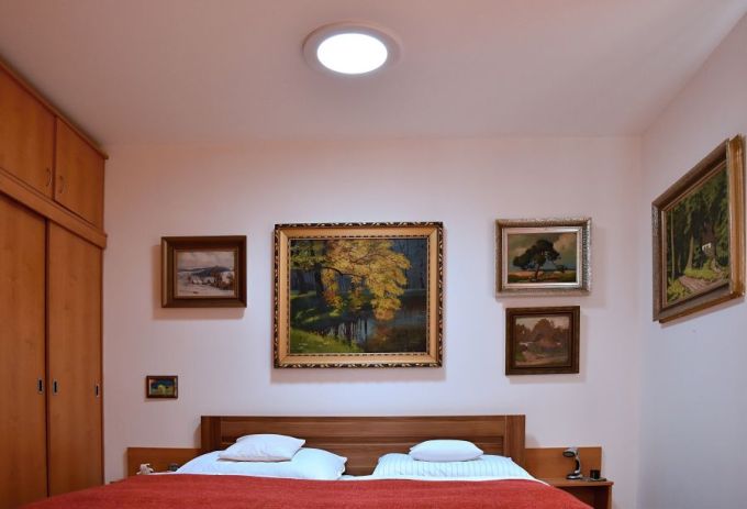 Zdravé denní světlo v ložnici rodinného domu – Brno