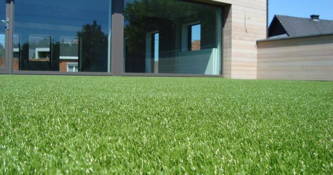 Umělá tráva dodá každé terase luxusní vzhled. Velkou výhodou je přitom dlouholetá životnost a minimální nároky na údržbu.