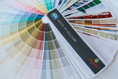 Značky Balakryl a Primalex představily vlastní vzorník barev. Barvou roku 2022 je olivově šedá
