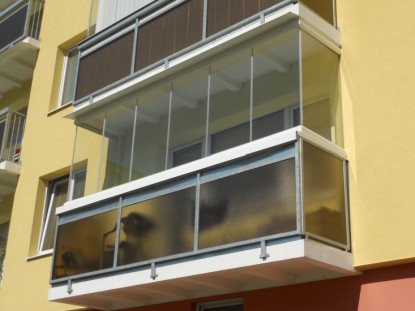 Zasklením balkonu ke snížení cen za energie
