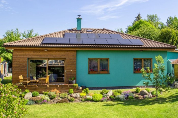Fotovoltaické panely na střeše rodinného domu u Prahy. Zdroj: V-systém elektro