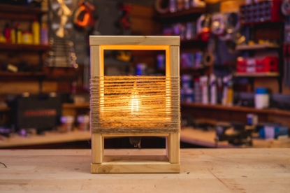 Vykouzlete teplo domova se stolní lampičkou vlastní výroby