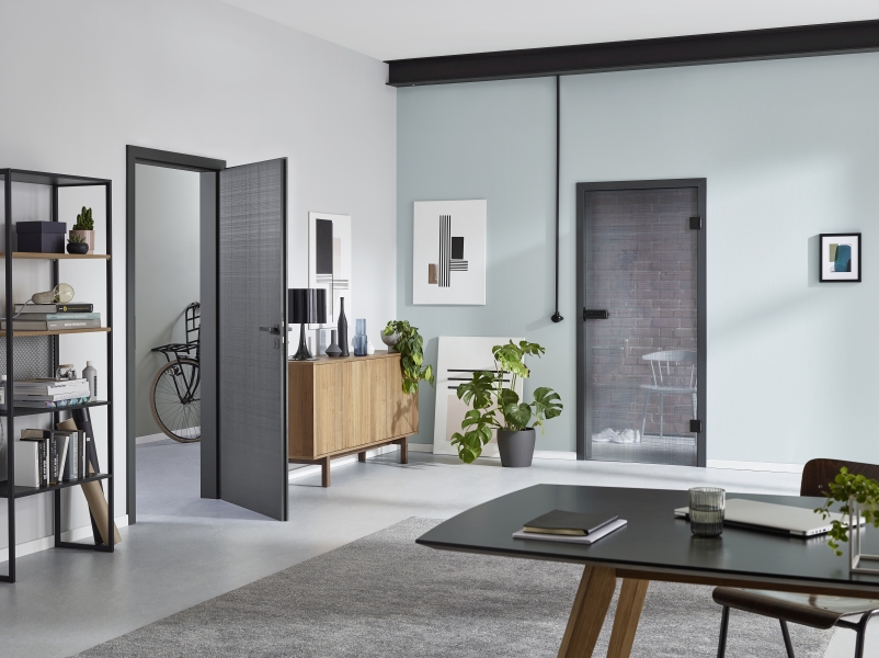 Falcové dřevěné dveřeHörmann DesignLine plátno antracit (vlevo) ve spojení se skleněnými dveřmi z řady ConceptoGlass s „plátěným“ povrchem