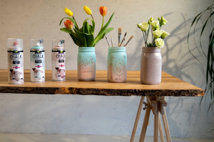 Vyrobte si barevnou vázu ze zavařovací sklenice