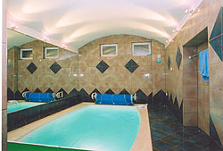 Se svými rozměry 3,50 x 2,20 m je bazén Quiberon určen i pro docela malé nebytové i bytové prostory.