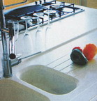 Detailn� z�b�r na ostrov v kuchyni s deskou plynule p�ech�zej�c� do d�ezu. Vyroben� z kompozitn�ho materi�lu. Brik