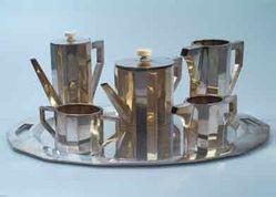 Alfred Pollak: Čajový a kávový servis s podnosem ze stříbra a slonoviny