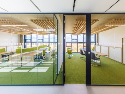 Naše architektura kanceláří má za cíl vytvářet prostředí, které spíše povzbudí k vyšší výkonnosti, než utlumí