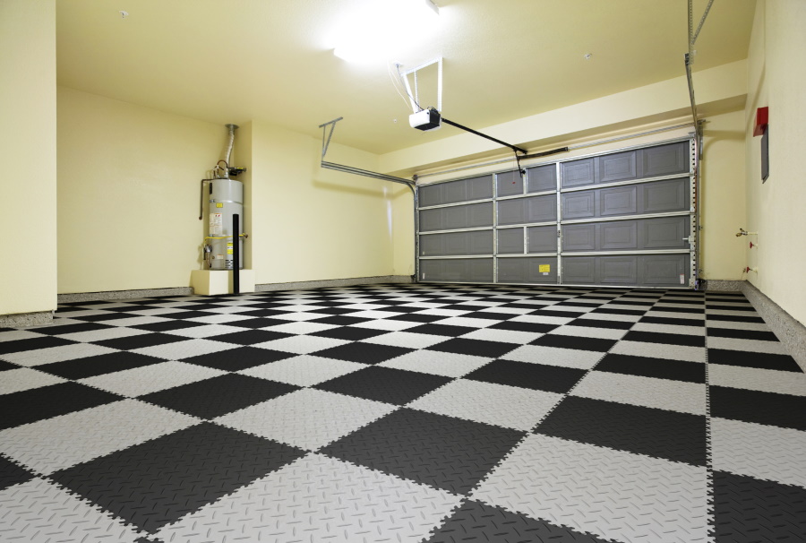 Plastové dlaždice Fortelock Industry. Nová podlaha v garáži. Šedo-černá mozaika, dezén diamant.