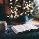 Vánoce s knížkou. Jaké knihy potěší pod vánočním stromečkem?