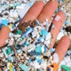Kolik jste dnes vypili mikroplastů?