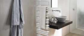 Asymetrické koupelnové radiátory pro snadné sušení ručníků