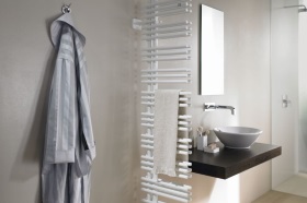Asymetrické koupelnové radiátory pro obzvláště snadné sušení ručníků