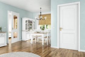Osvěžte svůj domov bílou klasikou i skleněným originálem! Dveře od SAPELI vás nezklamou