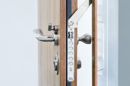 Čím se liší bezpečnostní dveře do bytu a do domu?