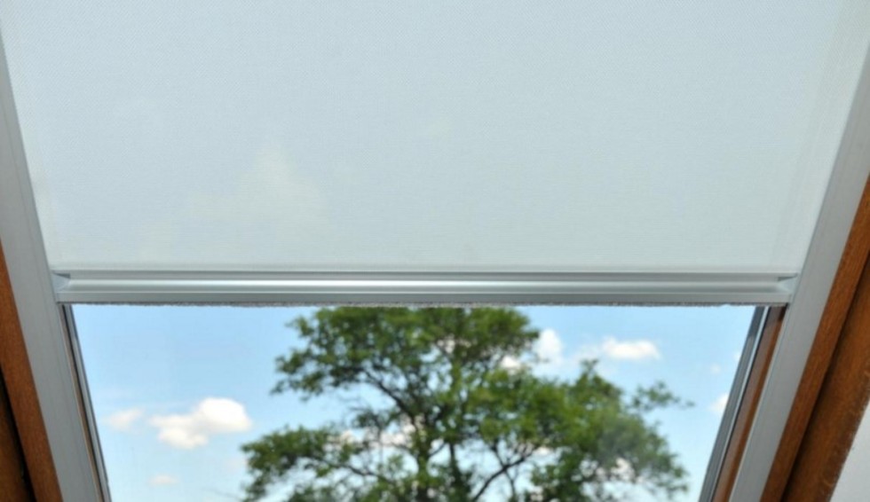 Jak efektivně stínit střešní okna? Pořiďte si vnitřní rolety
