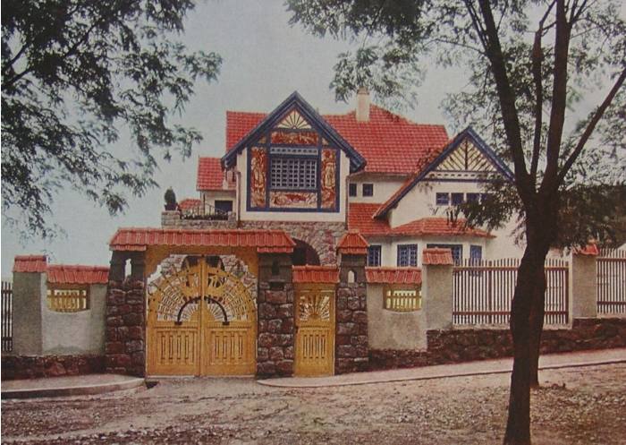Dobová kolorovaná fotograie Jurkovičovy vily byla zveřejněna v knize F. Žákovce Dílo Dušana Jurkoviče - kus dějin československé architektury z roku 1929