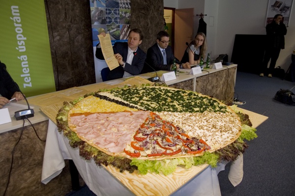 Program Zelená úsporám s pomocí obří pizzy jako grafu představil na veletrhu ve středu Martin Bursík