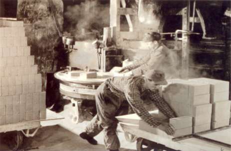 Výroba vápenopískových cihel kolem roku 1900, připravování polotovarů z lisu pro návoz do parního autoklávu.