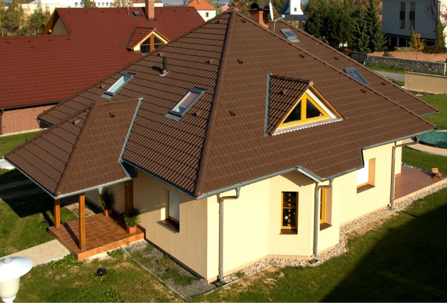 Stabilní střecha z klasických střešních tašek, např. z betonových či pálených, bude uživatelům dobře sloužit i několik generací.