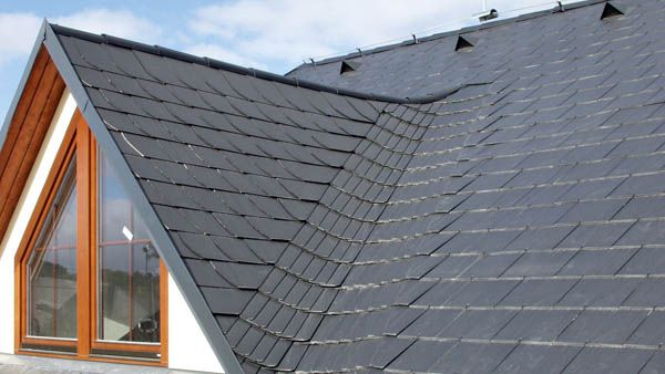 Střešní krytina Bravan má rozměr 300 x 600 mm.  Je vyráběna v provedení hladkém nebo  s povrchem imitujícím přírodní břidlici. Lze jí  použít na střechy od sklonu 18°, vždy však záleží  na místní klimatické oblasti.