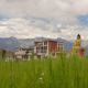 Na stavbě ekologické školy v Malém Tibetu se podílejí studenti z FAST v Brně